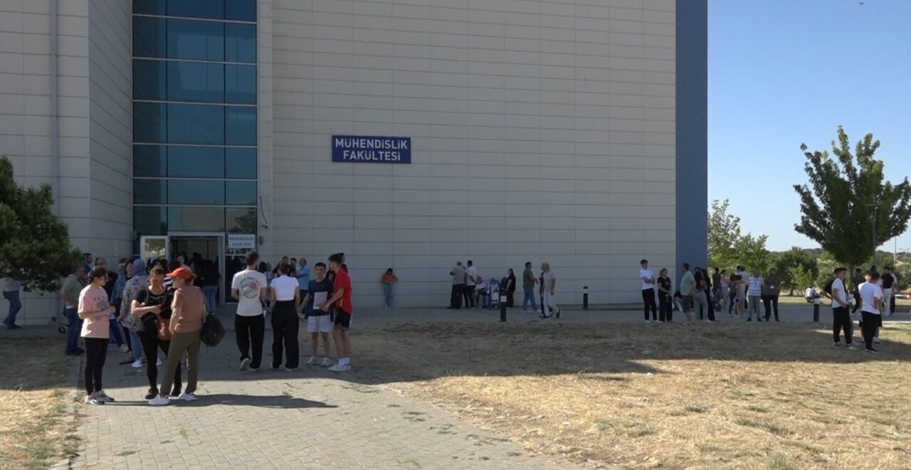 Yükseköğretim Kurumları Sınavı'nın ikinci oturumu olan Alan Yeterlilik Testi (AYT)