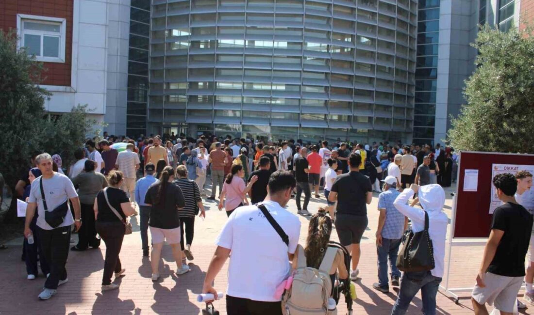 Aydın'da YKS maratonu başladı. Öğrenciler sınav için aileleriyle birlikte merkezlere