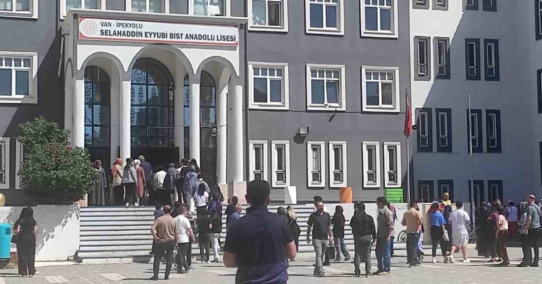 Yükseköğretim Kurumları Sınavı'nın ikinci oturumu Alan Yeterlilik Testi (AYT) Van'da