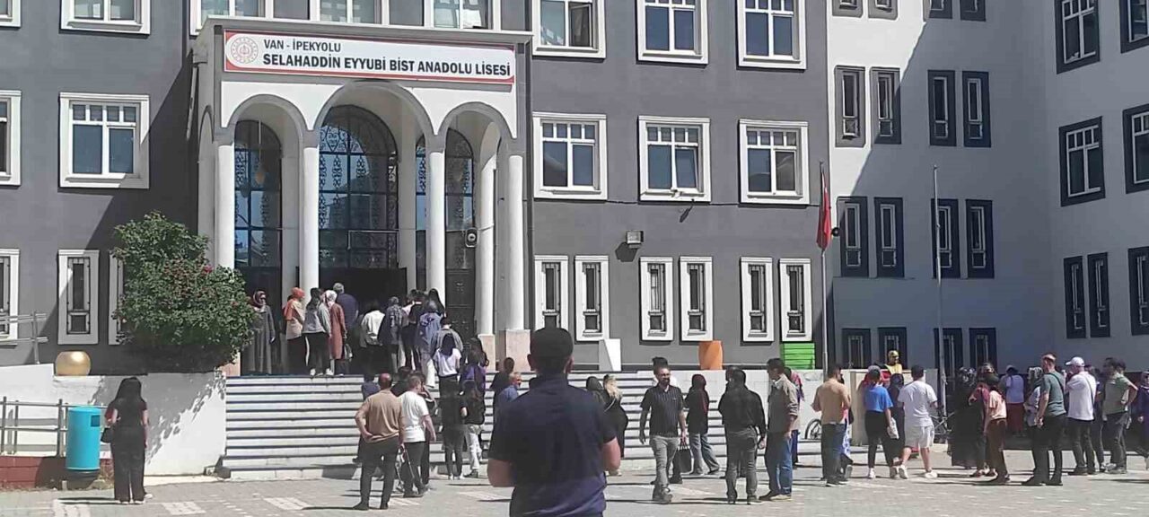 Yükseköğretim Kurumları Sınavı'nın ikinci oturumu Alan Yeterlilik Testi, Van'da başladı.