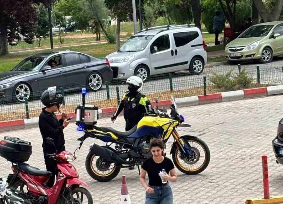 Bilecik'te Yükseköğretim Kurumları Sınavı sırasında kimliğini unutan bir kız öğrenciye