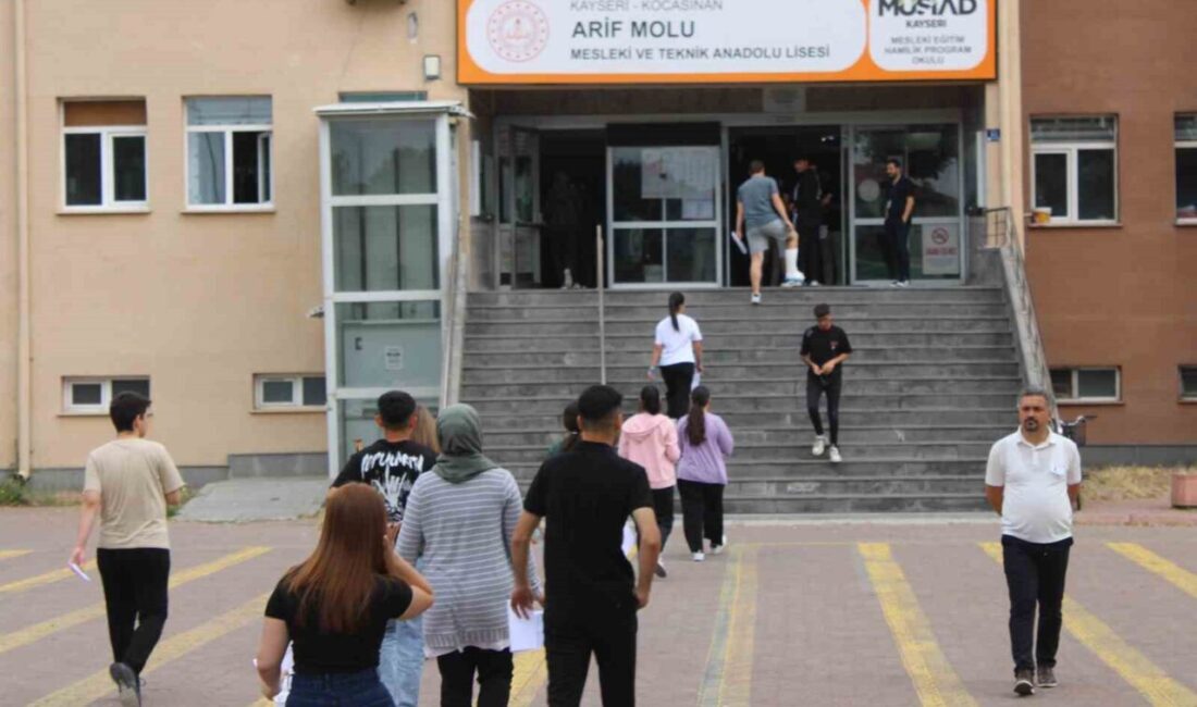 Kayseri'de Yükseköğretim Kurumları Sınavı'nın (YKS) ikinci aşaması olan Alan Yeterlilik