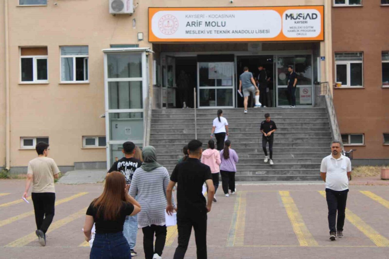Kayseri'de Yükseköğretim Kurumları Sınavı'nın ikinci oturumu olan Alan Yeterlilik Testi