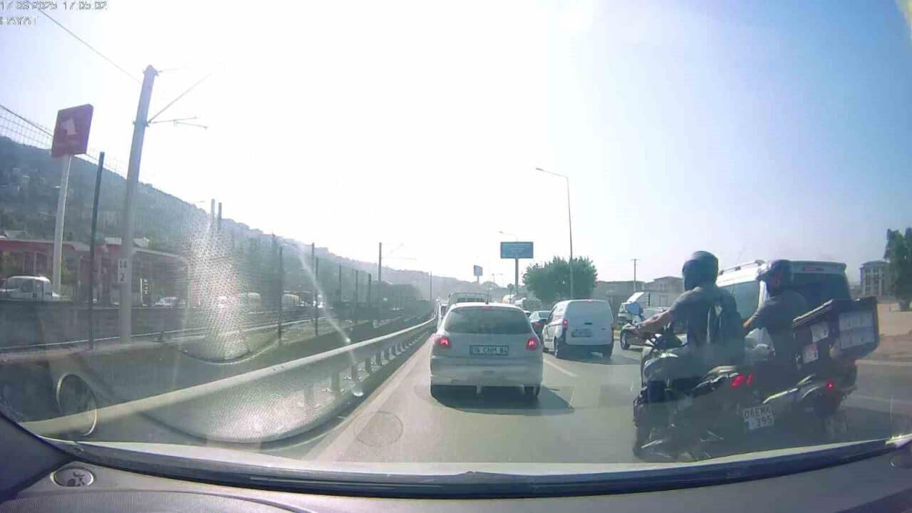 Bursa'nın Osmangazi ilçesinde yoğun trafikte birbirine çarpan iki motosikletlinin kazası,
