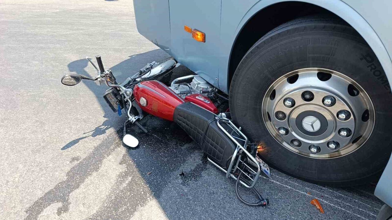 Antalya'nın Manavgat ilçesinde Cebrail K. yönetimindeki motosiklet, Mevlüt D. idaresindeki