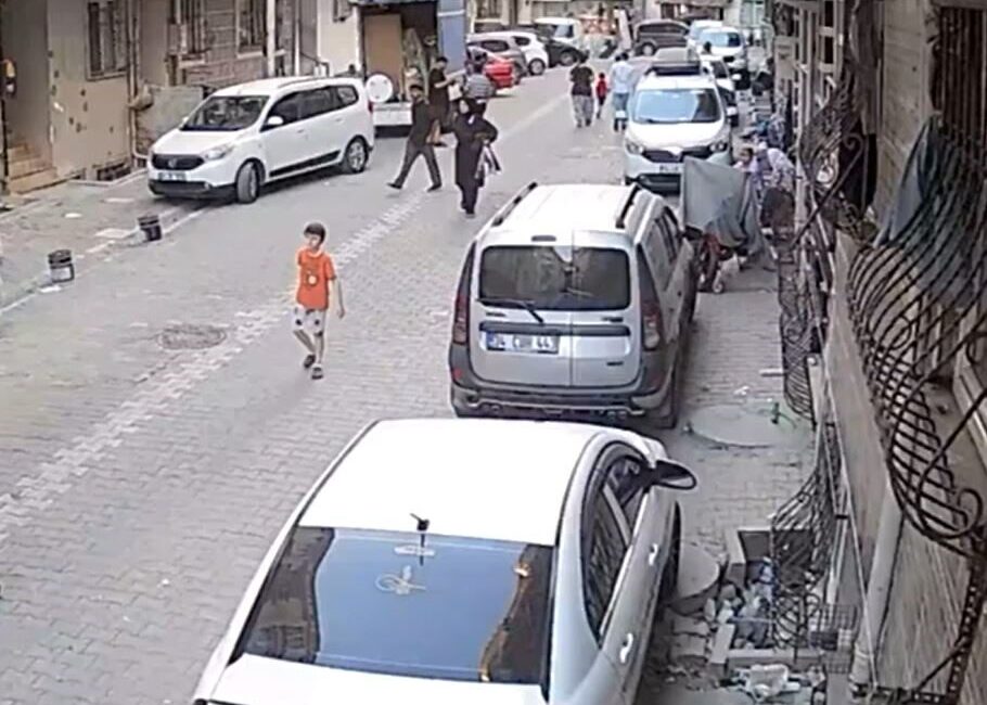 İstanbul'un Esenyurt ilçesinde bir kadın, kalabalık sokakta yürürken hırsızlık mağduru