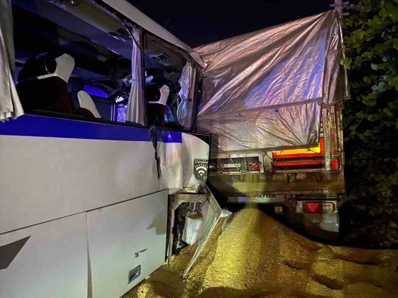 Manisa'nın Turgutlu ilçesinde, Nurettin K. yönetimindeki işçi taşıyan servis aracı,