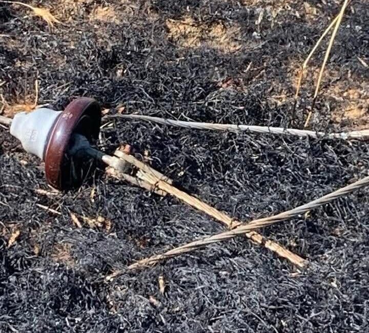 Isparta'nın Yalvaç ilçesindeki Kuyucak Köyü'nde yüksek gerilim hattından çıkan yangın,