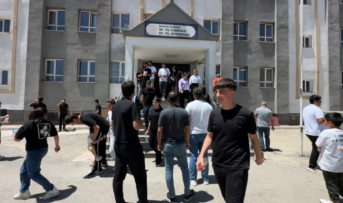 Hakkari'nin Yüksekova ilçesinde, Yükseköğretim Kurumları Sınavı'nın (YKS) ilk oturumu olan