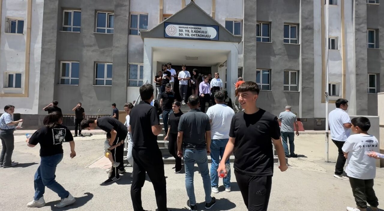 Hakkari'nin Yüksekova ilçesinde, Yükseköğretim Kurumları Sınavı'nın (YKS) ilk oturumu olan