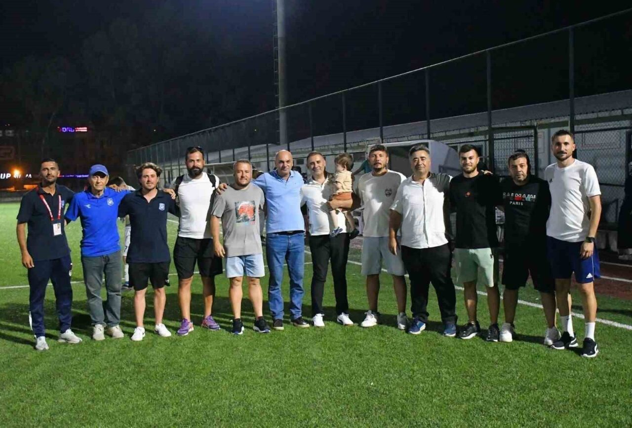 Yunusemre Belediyespor U17 Futbol Takımı, İzmir'de düzenlenen U17 Türkiye Futbol
