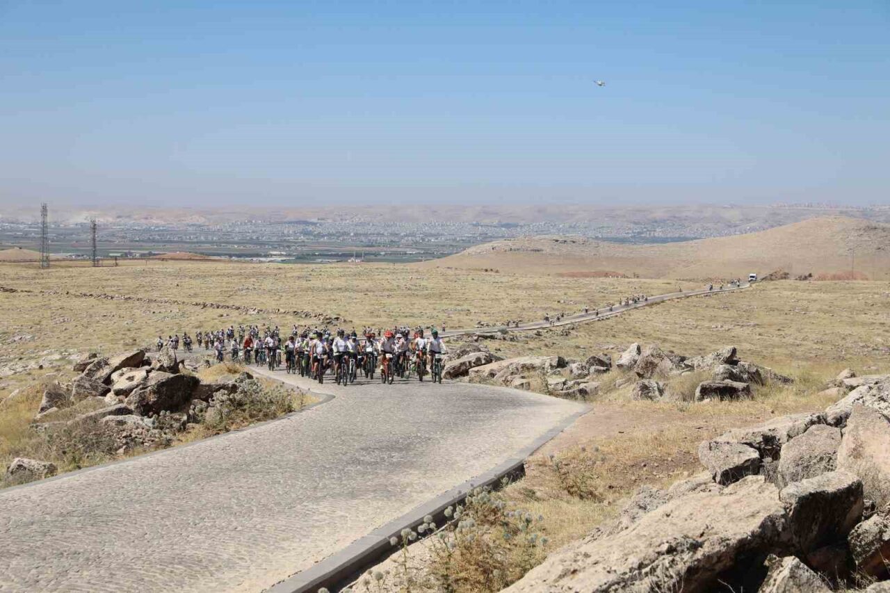 Şanlıurfa'nın Haliliye Belediyesi ev sahipliğinde düzenlenen 1. Göbeklitepe Bisiklet Festivali,