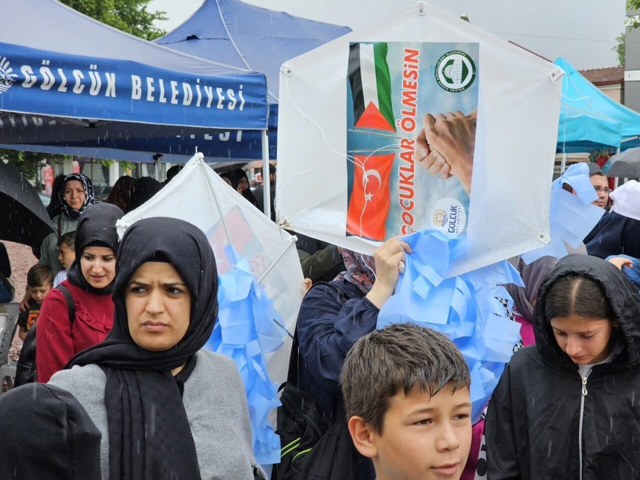 Gölcük'te yağmura rağmen yüzlerce kişi, Filistin'deki zulme dikkat çekmek amacıyla