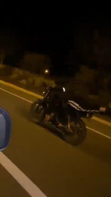 Karabük'ün Safranbolu ilçesinde, motosiklet sürücüsünün yüzüstü yatarak tehlikeli bir şekilde