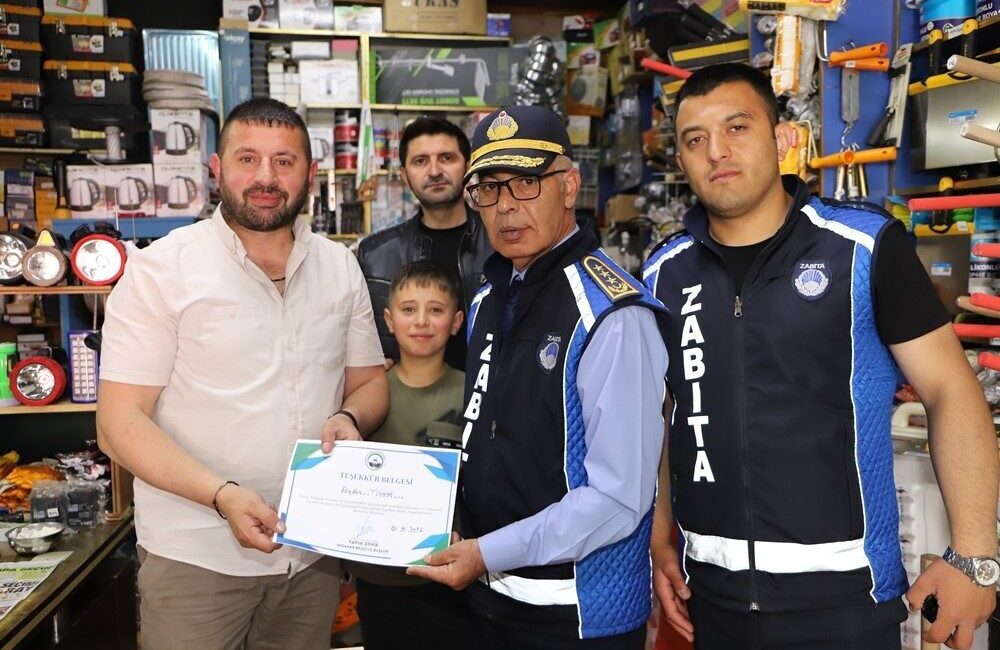 Ardahan Belediyesi Zabıta Müdürlüğü, kaldırımları işgal eden işyerlerine yönelik denetimlerini