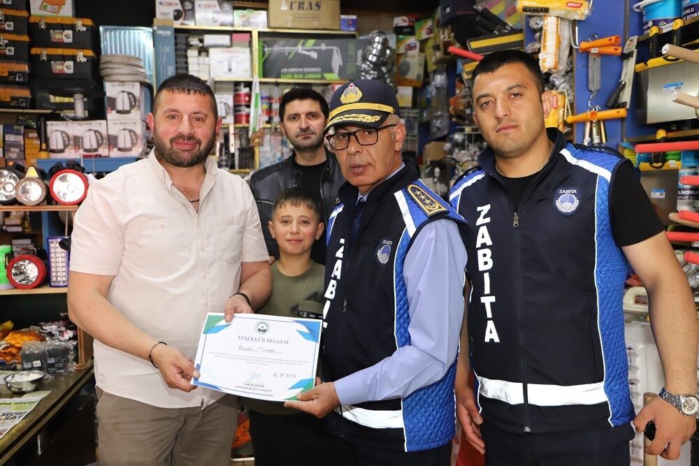 Ardahan Belediyesi Zabıta Müdürlüğü, kaldırımları işgal eden işyerlerine yönelik denetimlerini