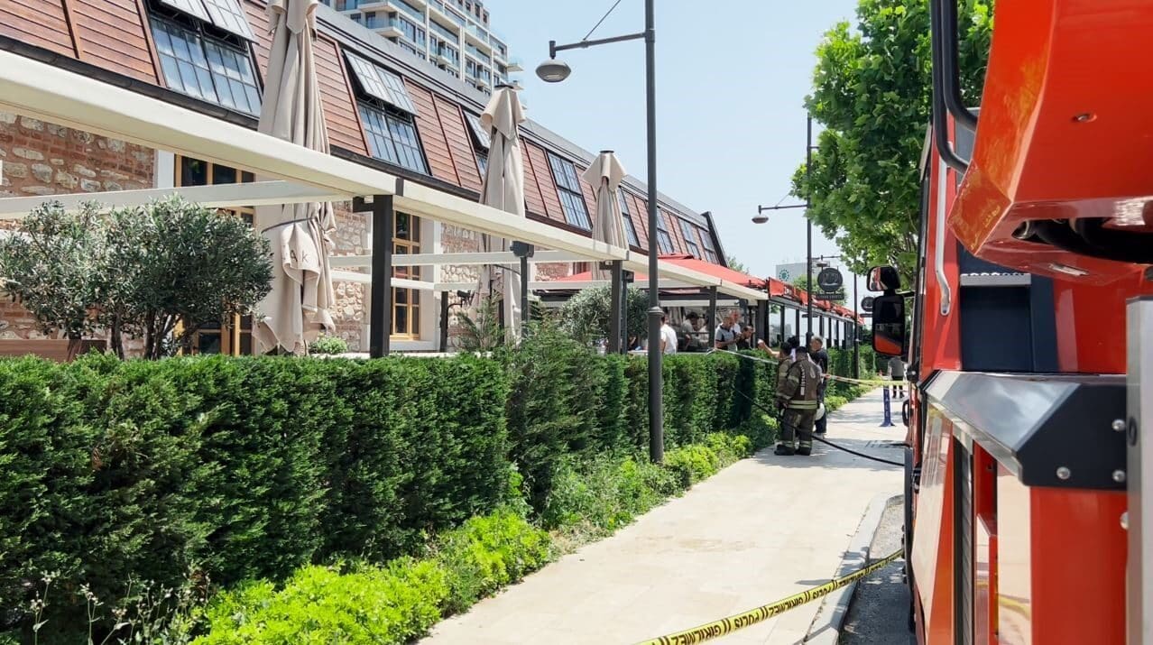 Zeytinburnu Fişekhane'deki bir restoranda elektrik panosunun kısa devre yapması sonucu