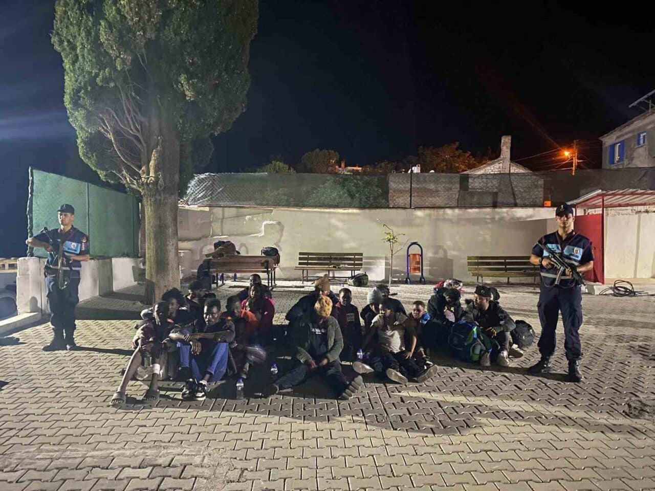 Aydın'ın Didim ilçesinde jandarma ekipleri, zeytinlikte 32 düzensiz göçmeni yakaladı.
