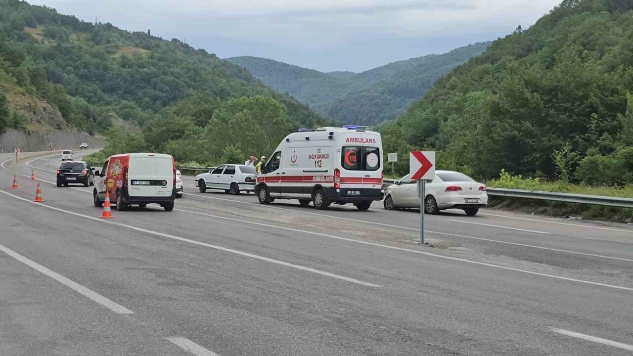 Zonguldak-Ankara kara yolunda meydana gelen kazada iki aracın çarpışması sonucu