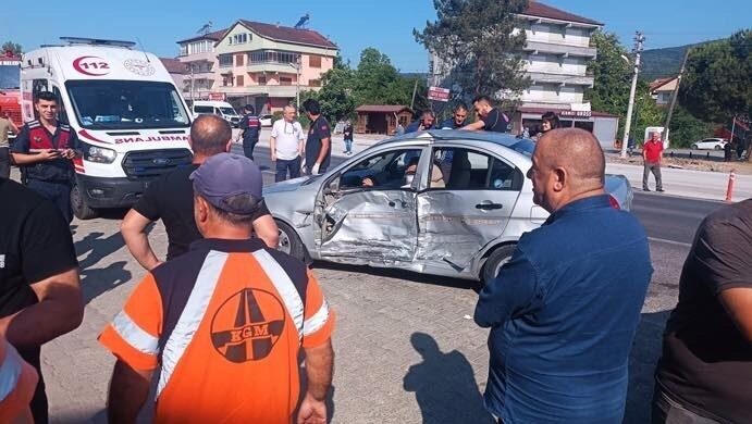 Zonguldak’ın Devrek ilçesinde, iki aracın çarpıştığı trafik kazasında 1 çocuk