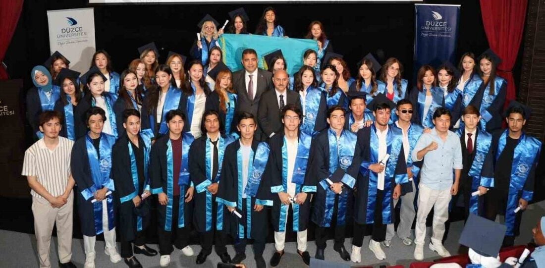 Düzce Üniversitesi DÜTÖMER Mezuniyet Töreni, İstiklal Konferans Salonu'nda gerçekleşti. Düzce