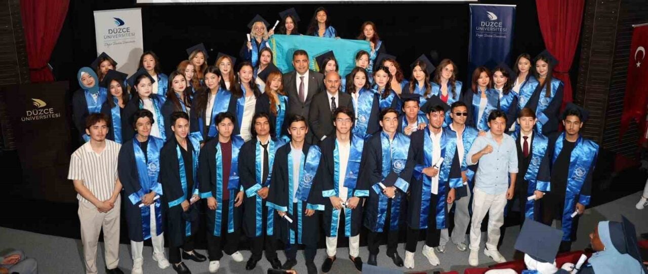 Düzce Üniversitesi DÜTÖMER Mezuniyet Töreni, İstiklal Konferans Salonu'nda gerçekleşti. Düzce