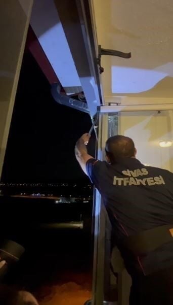 Sivas'ta, bir apartmanın 14. katından düşen atmaca yavrusu, apartman sakinlerinin