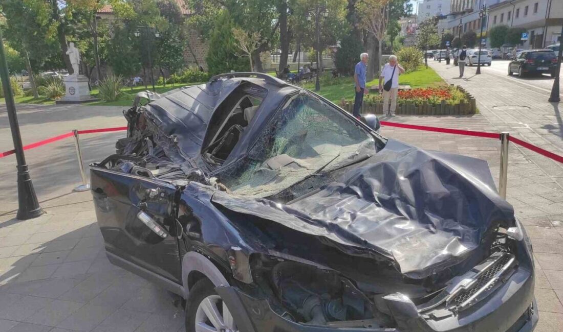 FETÖ'nün 15 Temmuz darbe girişiminde İstanbul'da tank tarafından ezilen otomobil,