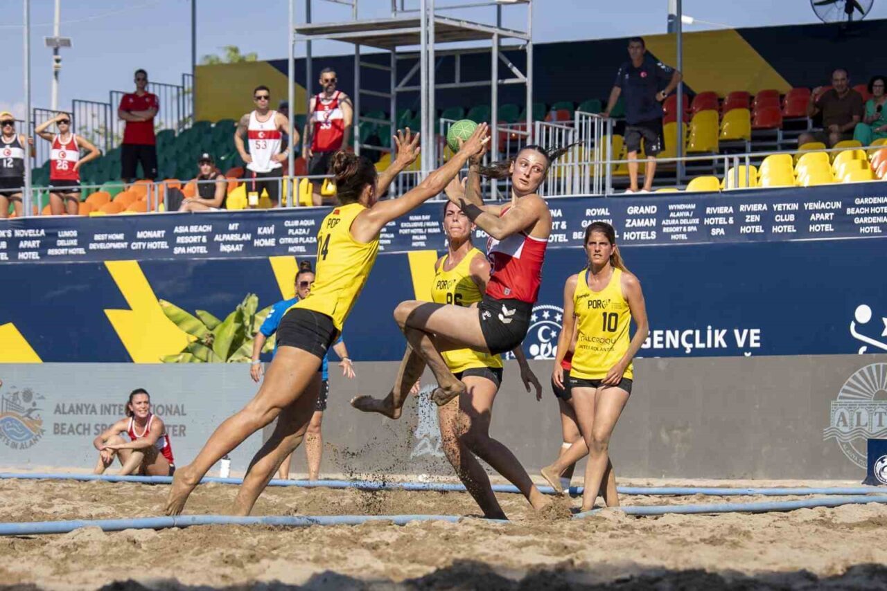 Alanya'da düzenlenen EHF 2025 Avrupa Plaj Hentbol Şampiyonası'nın ilk gününde,