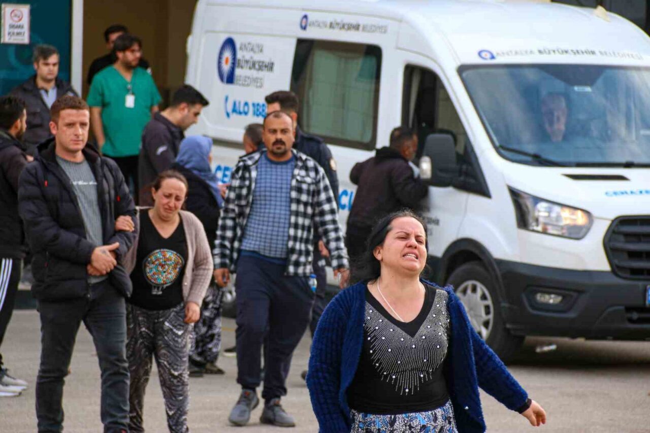 Antalya'nın Kepez ilçesinde Yılmaz Gündüz (38), 10 yıllık eşi Burcu