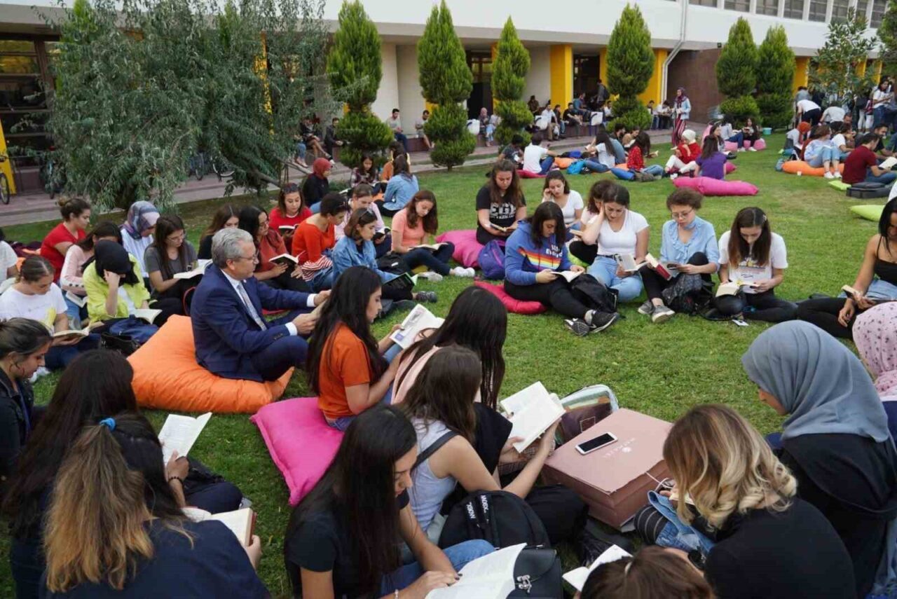Ege Üniversitesi, Ege Bölgesi'nin ilk yükseköğretim kurumu olarak, 3 kıtadan