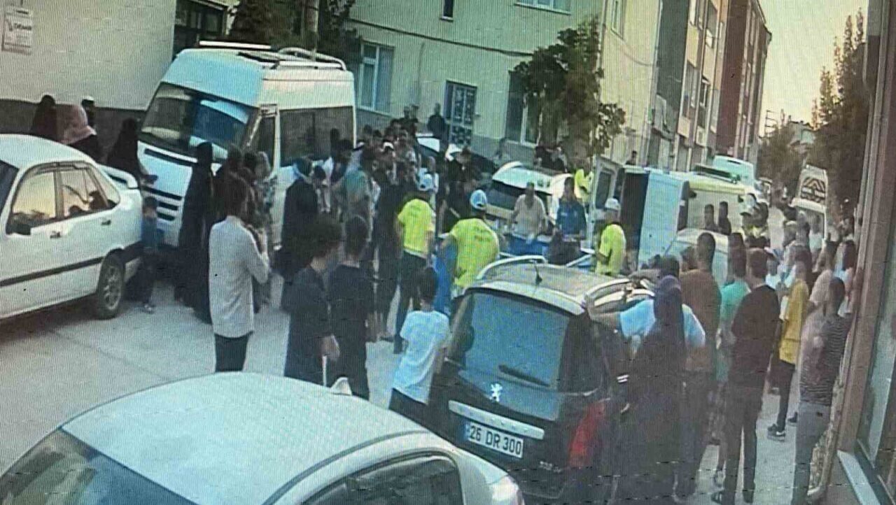Eskişehir'de 4 yaşındaki Ö.A., yola aniden fırlayarak bir otomobilin altında