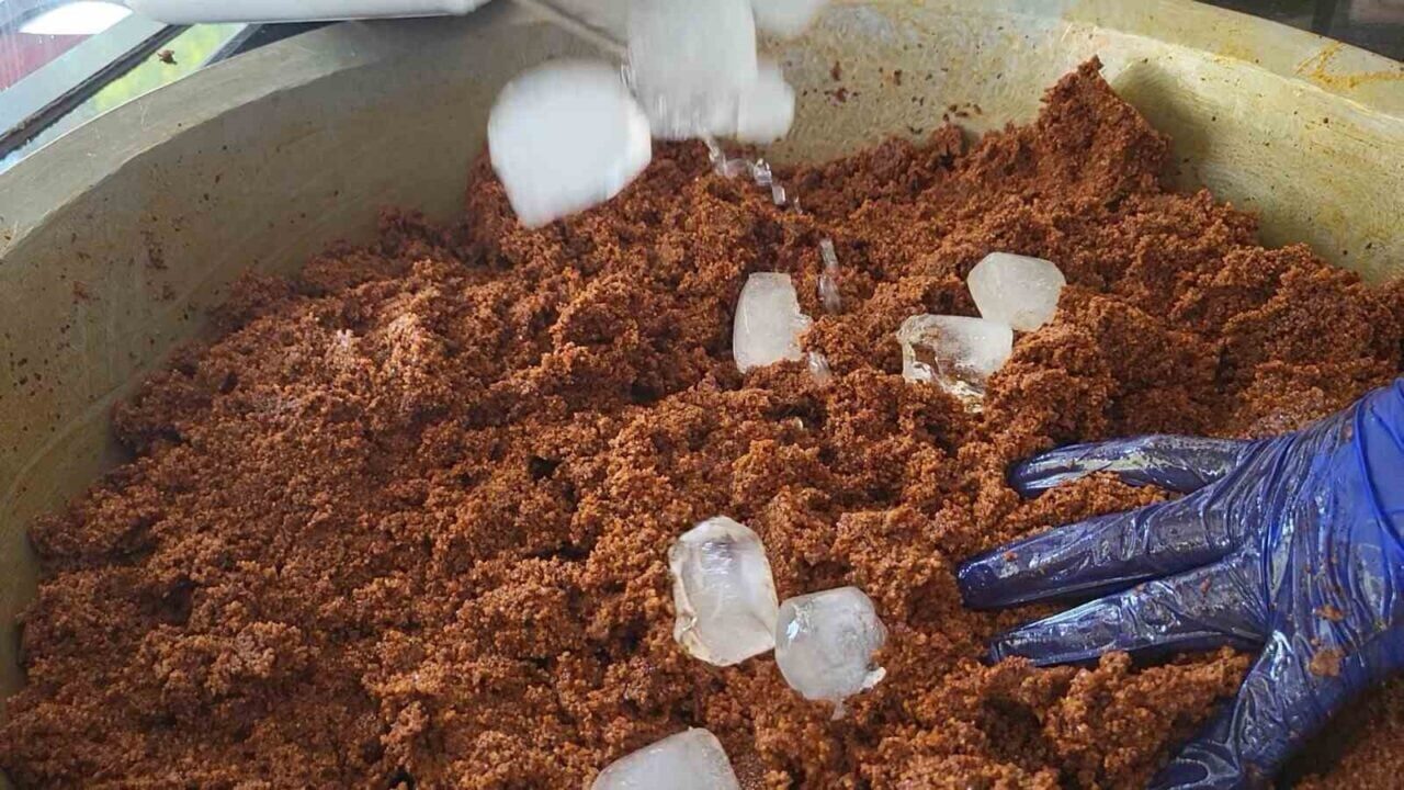 Adıyaman'da sıcaklık 45 dereceyi aştıktan sonra çiğköfte ustası Ahmet Arslantaş,