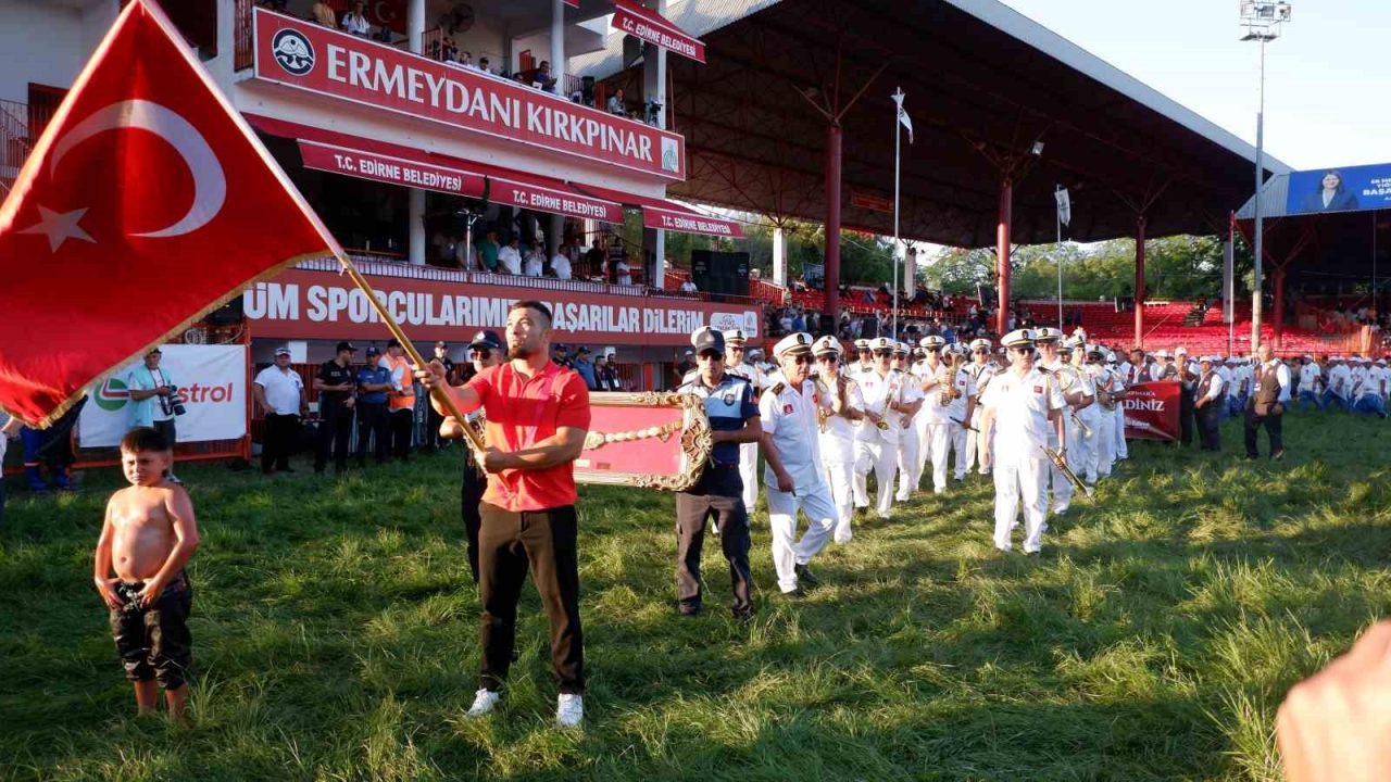 Edirne'de gerçekleştirilen 664. Tarihi Kırkpınar Yağlı Güreşleri açılış töreni coşkuyla