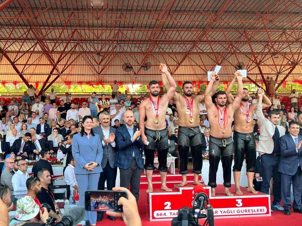 Gölcük Belediyespor pehlivanı Abdulrefik Öner, 664. Kırkpınar Yağlı Güreşleri'nde gösterdiği