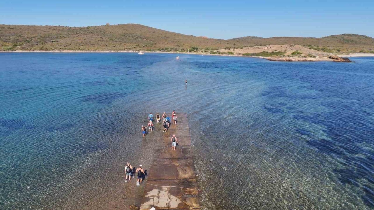 Ayvalık'ta düzenlenen doğa yürüyüşü, Cunda Adası'ndan Maden Adası'na denizden geçişle