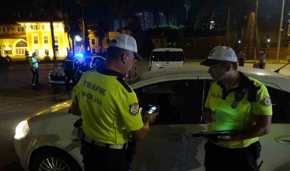 Adana'da trafik polisleri, alkol ve ışık donanımı denetiminde 470 aracı
