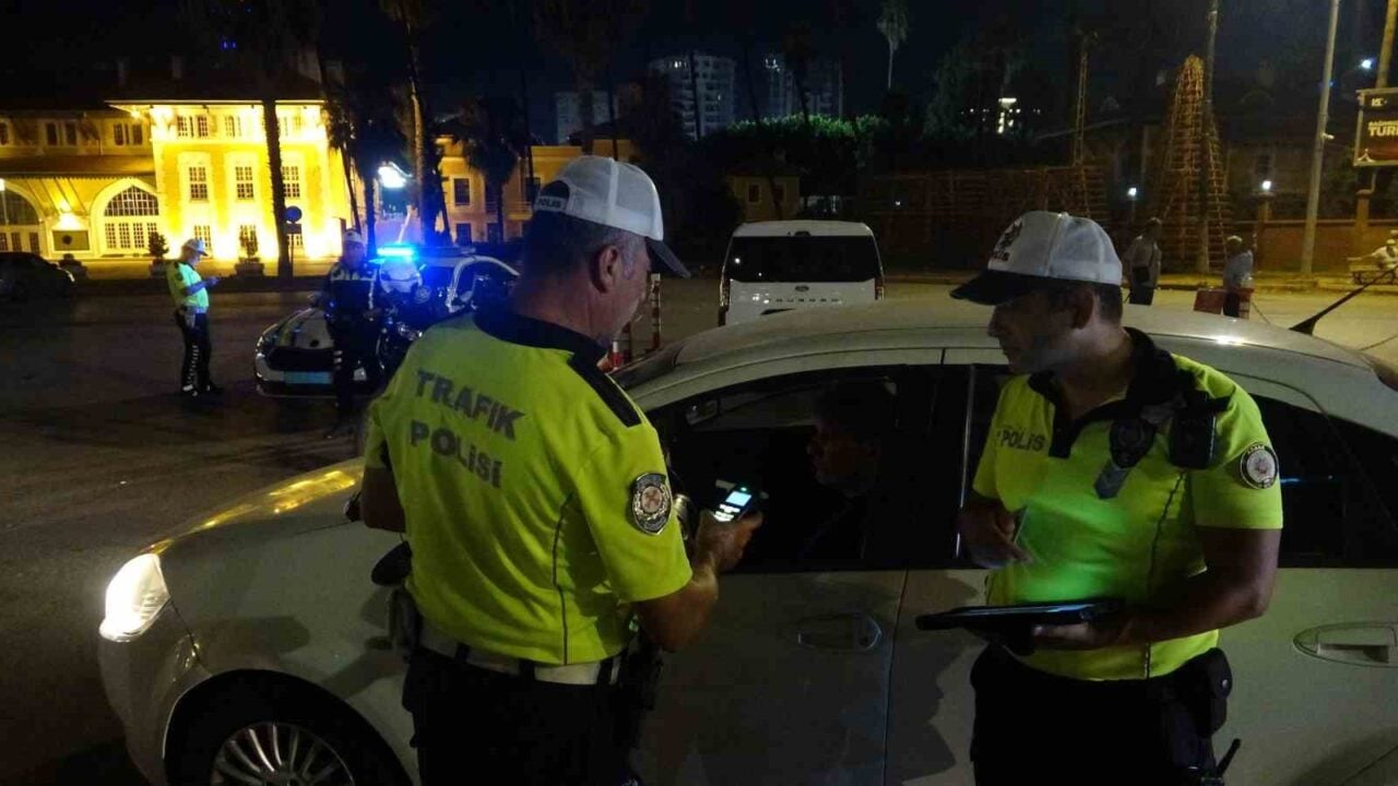 Adana'da trafik polisleri, alkol ve ışık donanımı denetiminde 470 aracı
