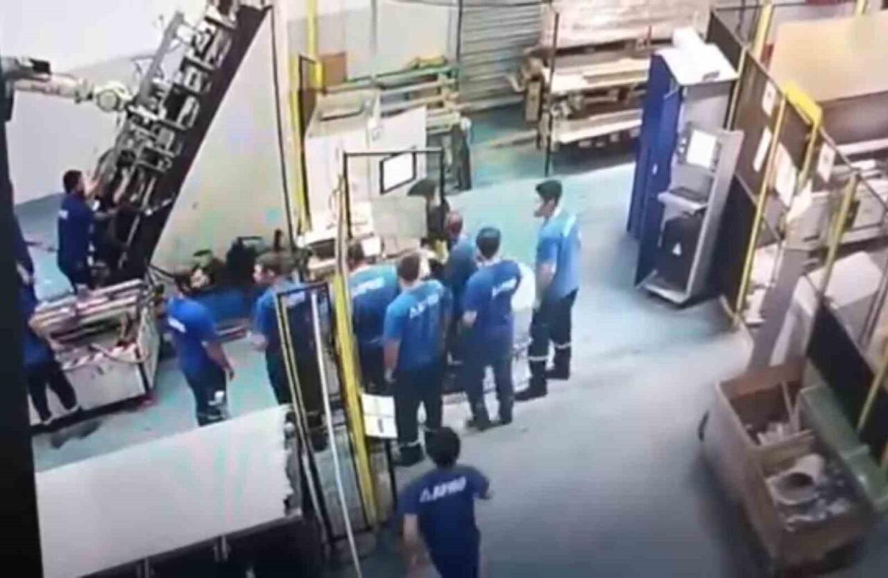 Adana'nın Sarıçam ilçesinde bir organize sanayi çalışanı, arızalanan makineye müdahale
