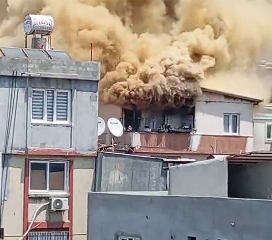 Adana'nın Seyhan ilçesindeki bir müstakil evin üst katında çıkan yangın,