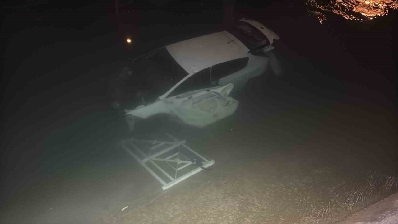 Adana'nın Çukurova ilçesinde, kontrolü kaybeden 01 AC 300 plakalı otomobil