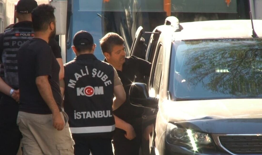 İstanbul'daki yolsuzluk soruşturmasında, Adana Büyükşehir Belediye Başkanı Zeydan Karalar tutuklanırken,