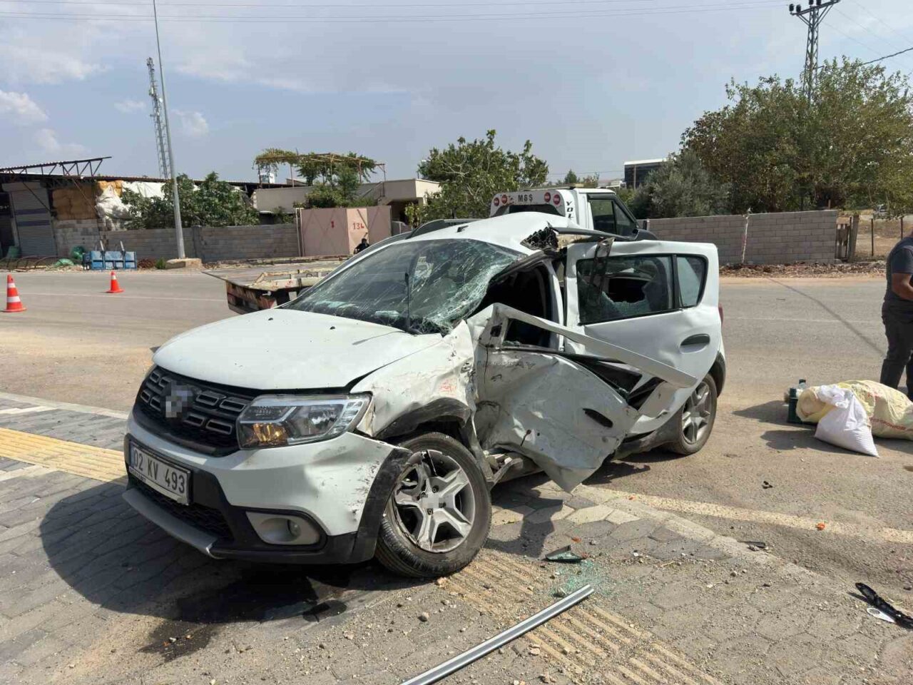 Adıyaman'ın Kahta ilçesinde minibüs ve hafif ticari aracın çarpışması sonucunda