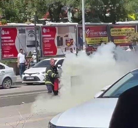 Adıyaman'da Eskisaray Mahallesi'ndeki elektrik trafosunda çıkan yangın, itfaiye ekiplerinin hızlı