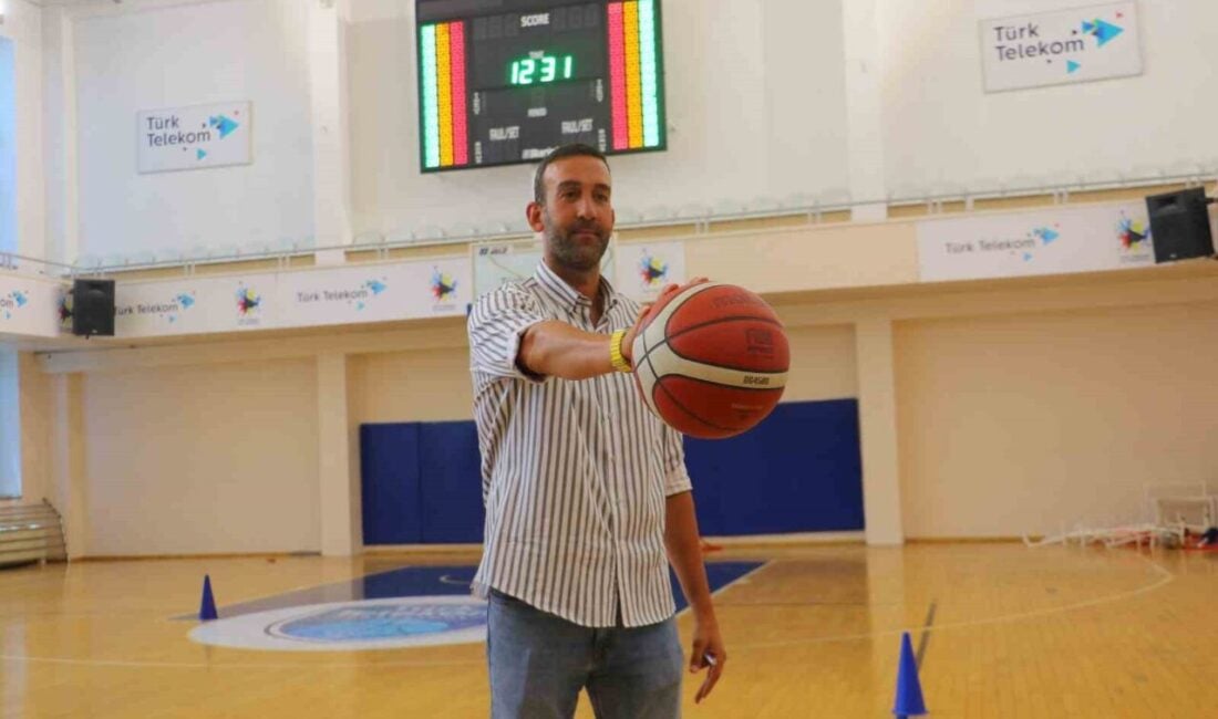 Türk Telekom Basketbol Takımı Genel Menajeri Adnan Önder Külçebaş, oyuncuların