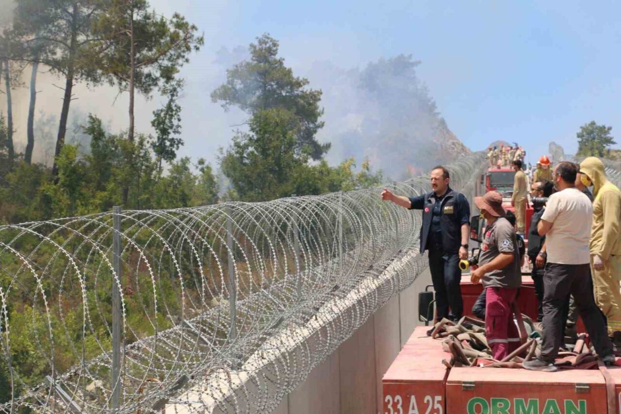 AFAD, Hatay'ın Yayladağı sınır bölgesindeki yangınlara 734 personel, 7 uçak,