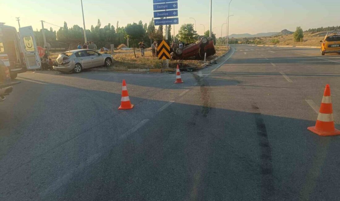 Afyonkarahisar'ın İhsaniye ilçesinde hafif ticari araç ve otomobilin çarpışması sonucu