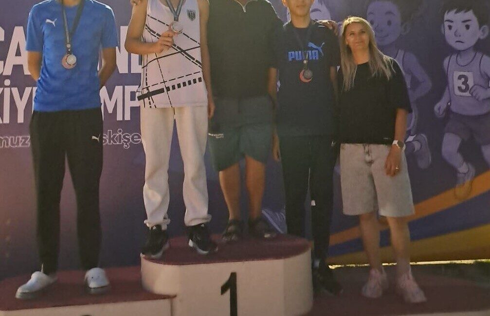 Eskişehir’deki U14 Türkiye Atletizm Şampiyonası’nda Afyonkarahisarlı Nihat Karabacak, uzun atlamada