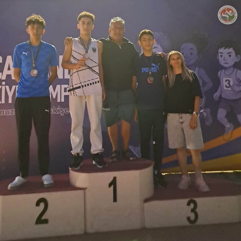 Eskişehir’deki U14 Türkiye Atletizm Şampiyonası’nda Afyonkarahisarlı Nihat Karabacak, uzun atlamada