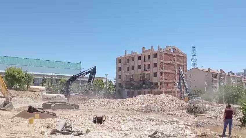 Elazığ'ın Abdullahpaşa Mahallesi'nde, Kahramanmaraş depremlerinde ağır hasar gören 5 katlı